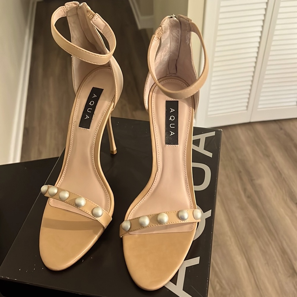 LIGHT NUDE PEARL SANDAL SZ 10B